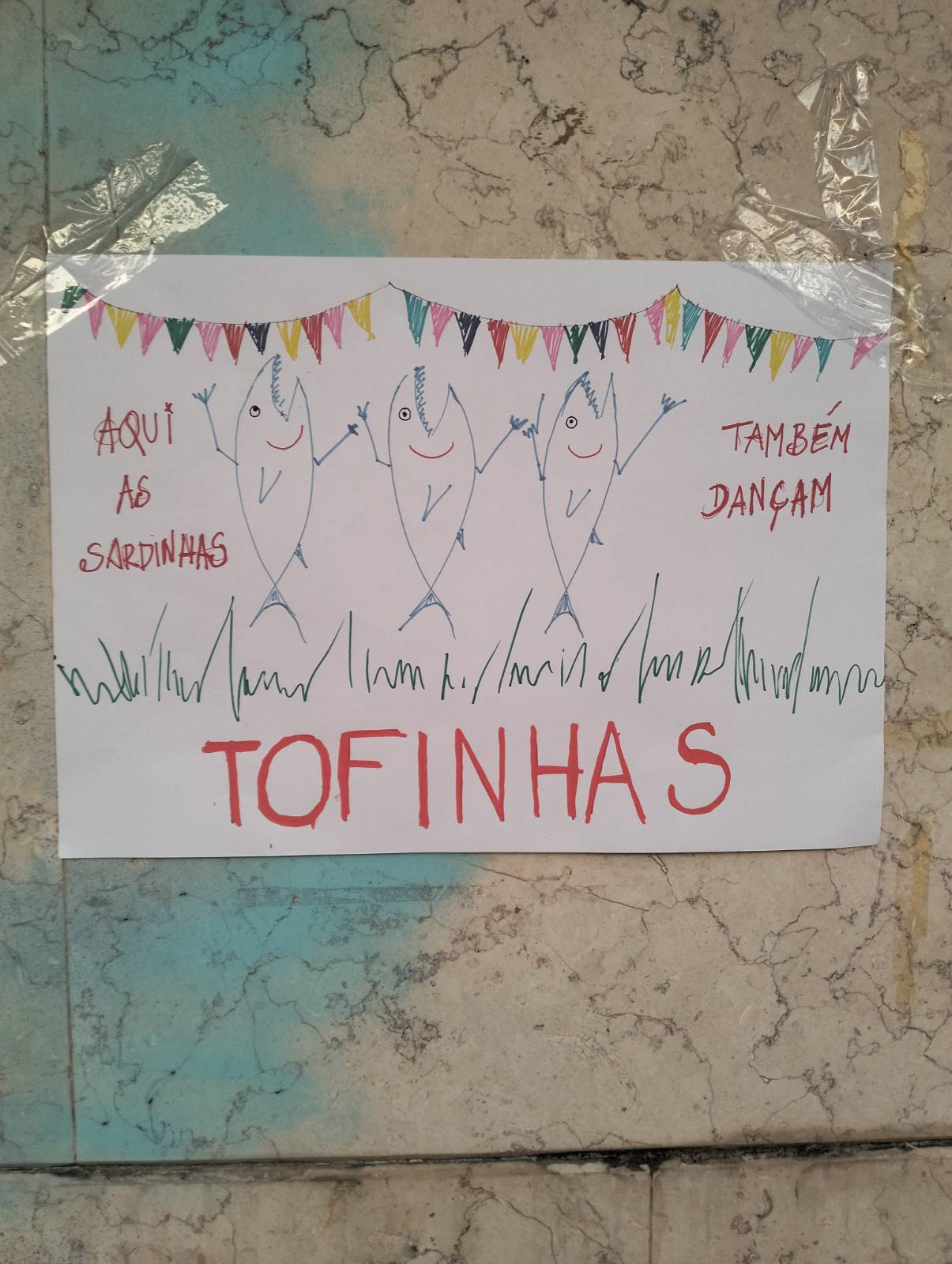 parte de menu: "aqui as sardinhas também dançam: TOFINHAS" com illustração das sardinhas no santos